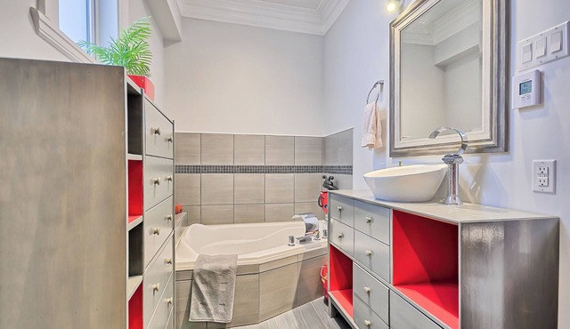 LUX 4 Bedroom Avail June 28 to Aug 18 on River in Montreal- Central Aír, Parking