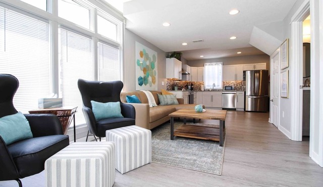 Lux 4-Bedroom DSM Home, Great Location!