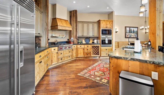 Lux 4 Season Spacious Retreat! River Lodge w/HotTub, Sauna, & Gym! High End Furnishings Throughout!