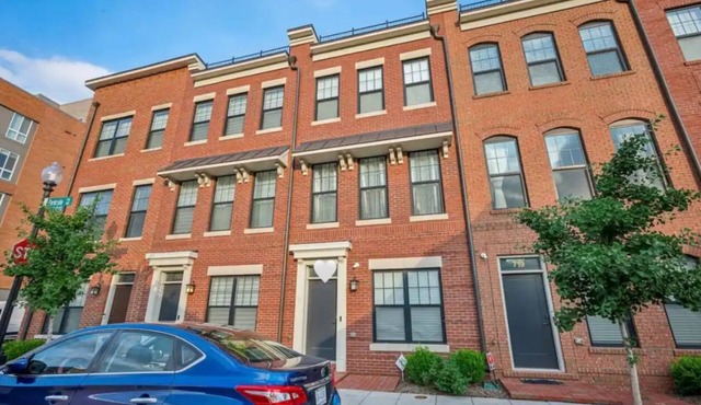 Lux 4BR home in DC l Parking & Metro access l Family, Corporate, & Extended stay