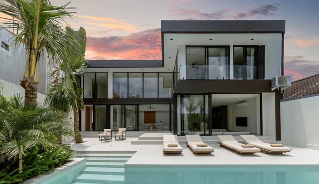 Lux 4BR Indoor Living & Sunken Lounge in Seminyak