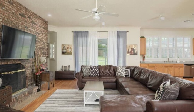 Lux 4BR Private Home W/ Shared Pool-Daily Cleaning - G03