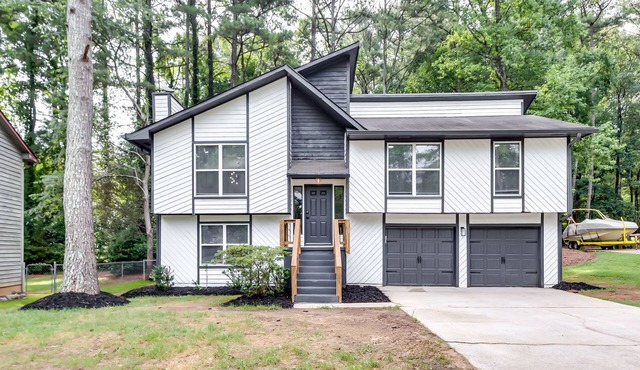 Lux 4BR Retreat: 86" Smart TV, 3BT, Deck & Grill in Alpharetta