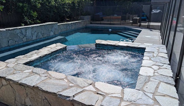 Lux 4BR Retreat Pool Hot Tub 2 Kings 2 queens Davis Sacramento NorCal