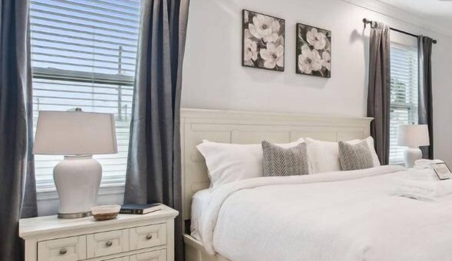 Lux 4BR Tampa Retreat - Mins Walk to RJ Stadium