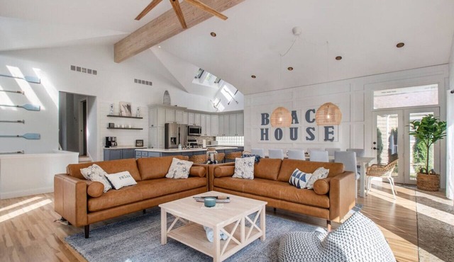 Lux 5-Bdrm Lake Hse w/Hot Tub and scenic views