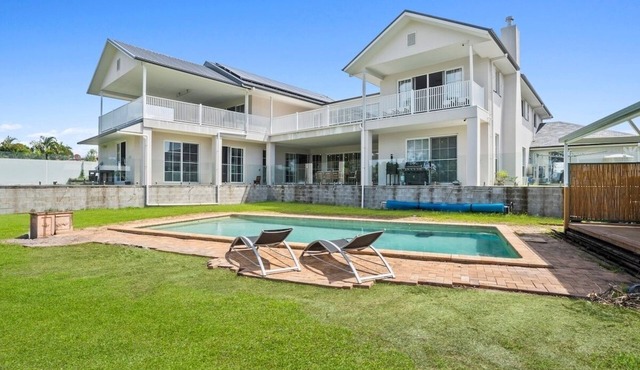 Lux 5 Bed Home Sleeps 16, Expansive Yard & Pool