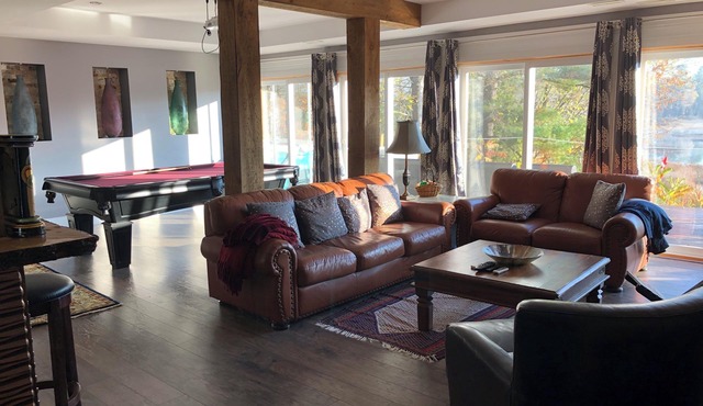 Lux 6 BDR/4 WR waterfront home for 14-private bay on exclusive lake 90 mins away