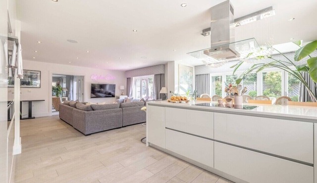 Lux 6-Bedroom Windsor Home|Large Garden|Driveway