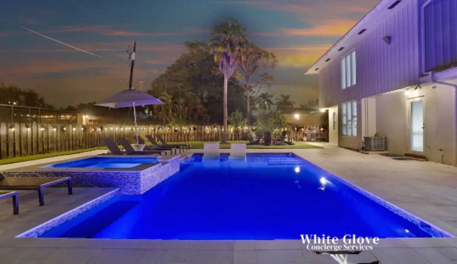 LUX 6BR 4Bath Htd Pool & Jacuzzi Mini Golf G-Room