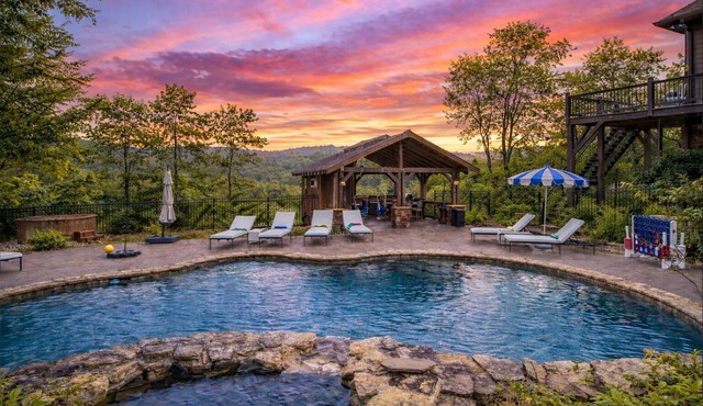 LUX 8 King Mountain Retreat – Sleeps 25, Stunning Views & Exclusive Furnishings!