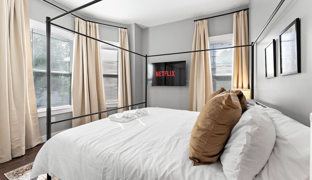 LUX 8BR Somerville Group Retreat, Sleeps 24, Free Parking, Walk to Green Line