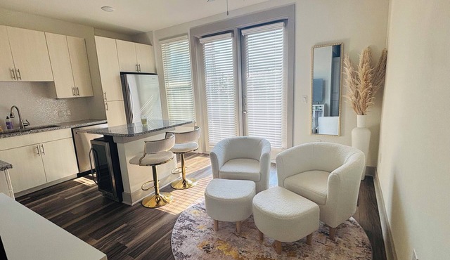 LUX Apt 2 Min to TCU Pool & Gym! Great for Traveling Nurses and Professionals