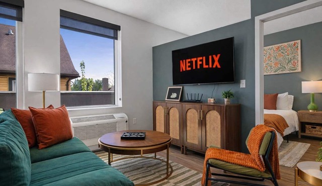Lux Apt W/Gym | Near Uptown