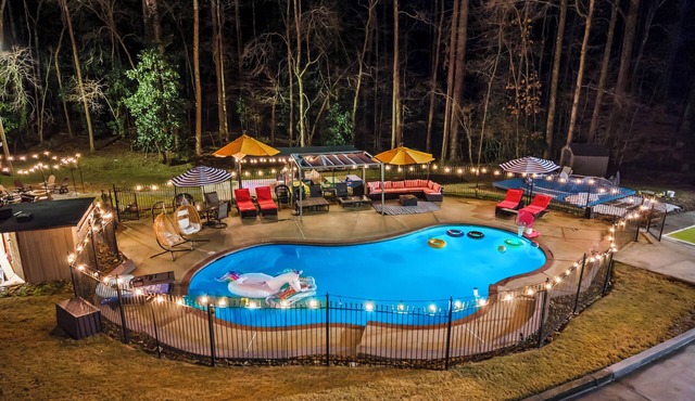 Lux ATL Estate Pool/Hot tub/Sauna/Pickleball/Game room/Indoor-outdoor Theater