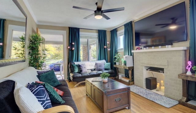 Lux Bach Retreat: Prime Location, 420ok! Sleeps 20