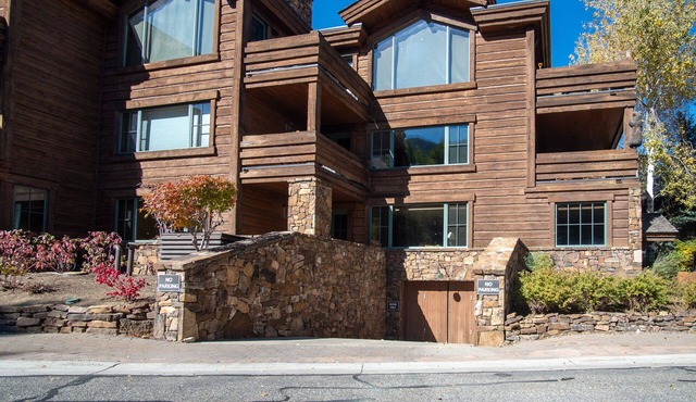Lux Baldy Vista at Warm Springs Home + Hot Tub - Walk to SV Ski Lifts
