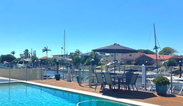 Lux Beds CANAL FRONT Jetty Canoes & 13M Pool