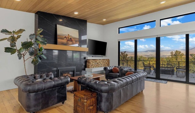 LUX! BEST VIEWS IN BOISE! SAUNA, HOT TUB, CITY & MOUNTAIN VIEWS! 4 BR, SLEEPS 10