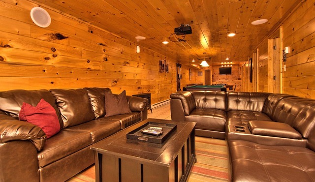 Lux Cabin-5min to SKI SLOPES, BIG game room/Bar, BB Court, HOT TUB, FIRE PIT!