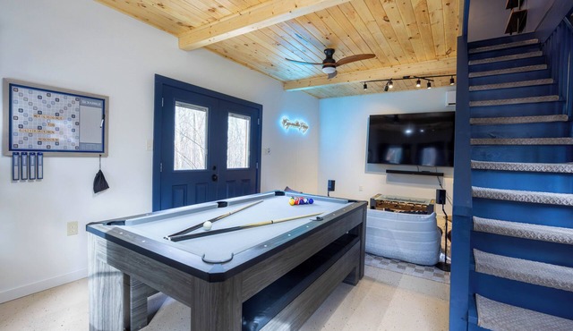 Lux Cabin - Hot tub, Barn Game/Movie Room, Fire Pit