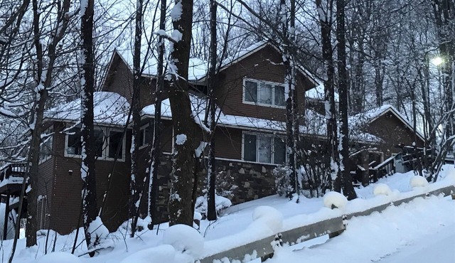 Lux Cabin w/hot tub, playground, game room, bb court,walking trail, resort pool