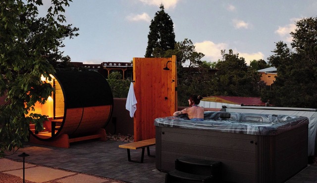 Lux Casa HotTub + Sauna w/Mtn Views, DT 10mins