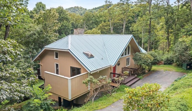Lux Chalet with Amazing Views of Grandfather Mtn!