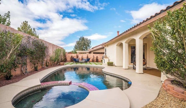 Lux CLOSE TO STRIP! Hot Tub/Heated Pool/Game RM!