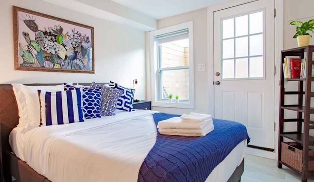 Lux CoHi Cove/Walk to METRO Sub, Shopping,& More