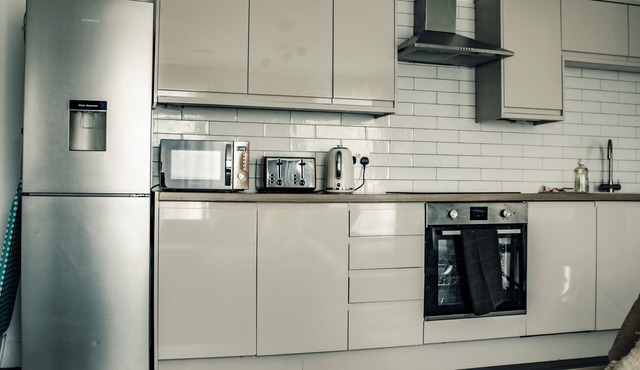 Lux & Comfort At Dealhouse Apt King Bed