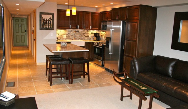 Lux Condo 1BR/1BA in Mountainside - KING bed - Free Wifi 500+mbps - HUGE Shower