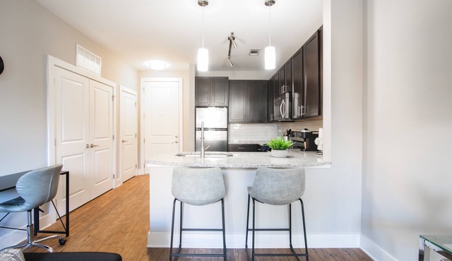 Lux Condo in SouthPark~KING BED~Free Parking~ Balcony~Long Term Stays Welcome!