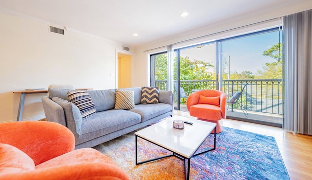 Lux Condo w POOL & Parking