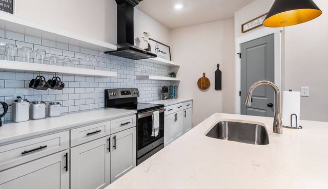 Lux Contemporary - 0.2 miles from South Charlotte - 10mins from NCAA games