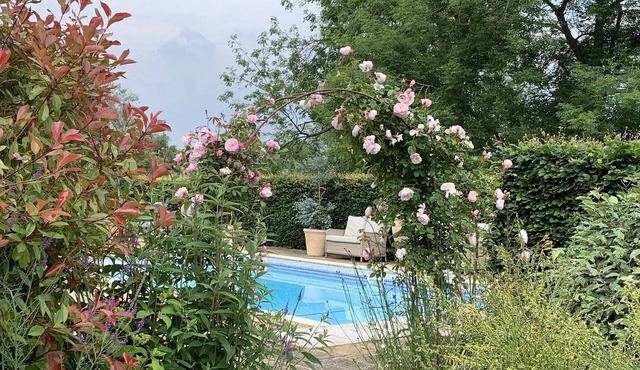 Lux Cotswold Old Rectory & superb gardens, pool, tennis, for holidays & weddings