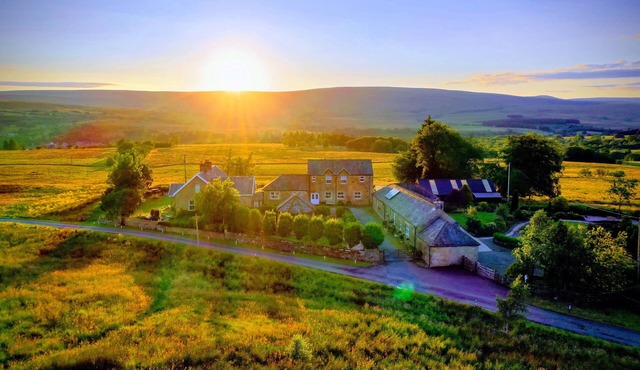 Lux cottage 3 beds 3 baths, dog friendly, mountain biking, walking on doorstep