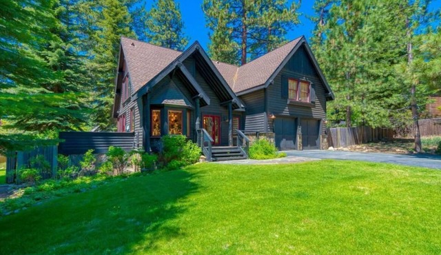 Lux Cottage w Hot Tub/BBQ/Office/Peloton/Gym/AC cross from Lake & Ski Resorts!