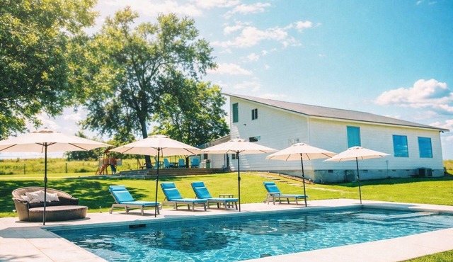 Lux Country Escape w/Pool - Min to Dowtown Brenham