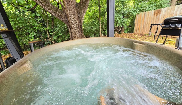 Lux Couples Retreat: Hot Tub & Sleep Number Bed