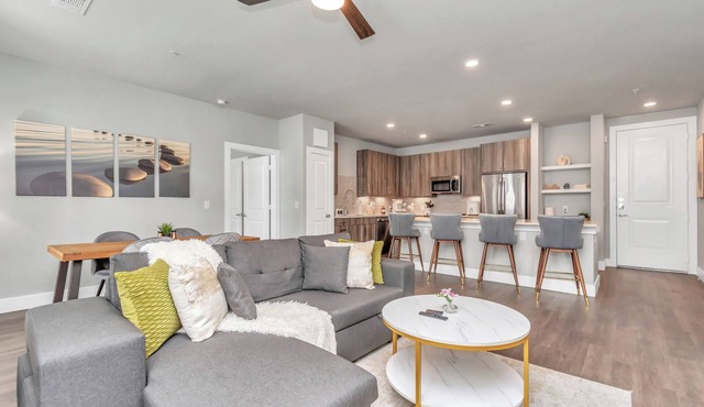 Lux & Cozy 2 Bedroom Suite - Resort Pool, Fitness Room & WiFi - Houston
