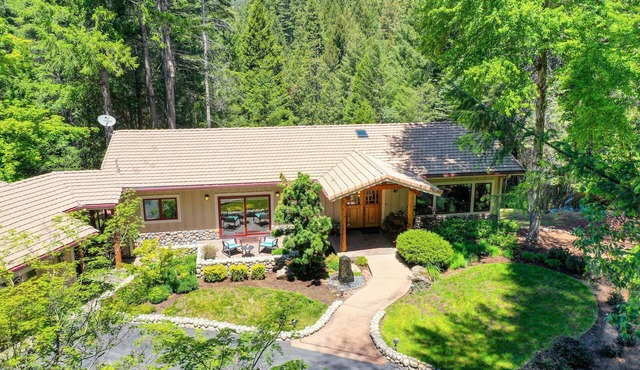 Lux, creekfront 8-acre retreat with hot tub