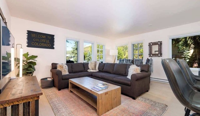 Lux D-town Telluride Condo Hot Tub, Pool & Parking
