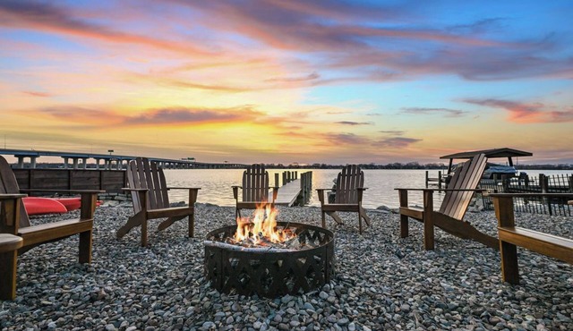 Lux Designer Lakefront Home with Views, Firepit, Dock, Kayaks, and up to 2 Dogs