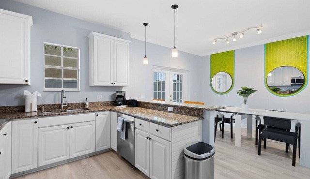 LUX designer SOHO home /Sleeps 13 /Heart of TPA