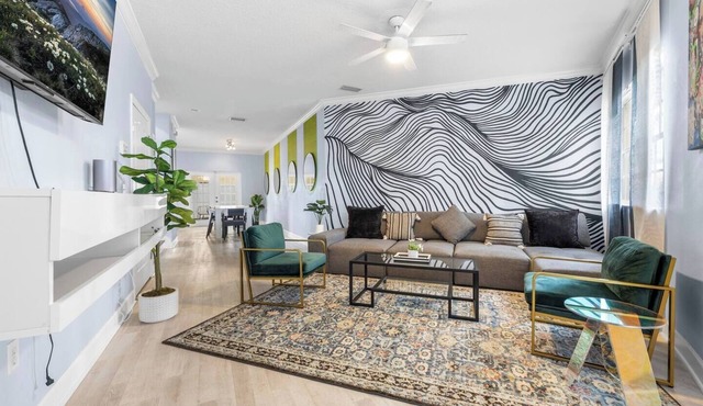 Lux Designer SOHO Home | Sleeps 13 | heart of TPA