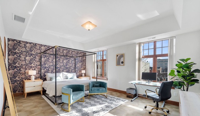 Lux Downtown Condo month-to-month, Walkable Fast Wi-Fi, Free Parking