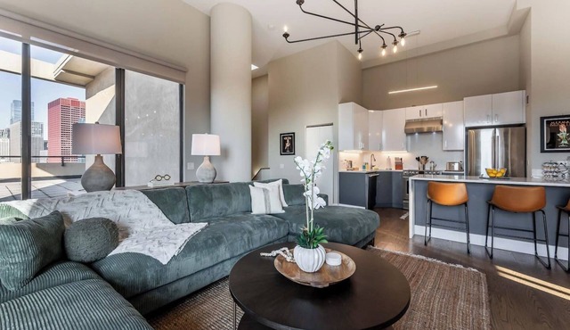 LUX Dtown Penthouses 9bd/9ba Sleep 25+Parking+Pool