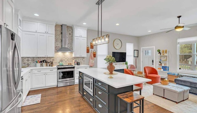Lux East Nash - Hot Tub, 1.5 Mile Walk to Downtown!
