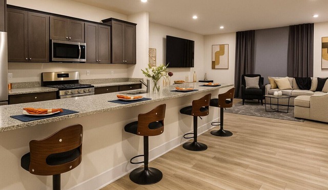 Lux Escape w/King Bed/Loft/Skyline Views near BLT